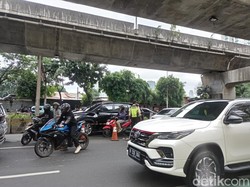 Kondisi Sekuriti Usai Disiram Cairan Misterius Pemotor Lawan Arah di Jaksel