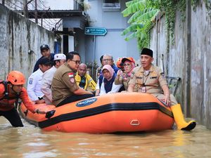 Tinjau Banjir Bangkalan, Pj Gubernur Jatim Putuskan Ambil Langkah Ini Tinjau Banjir Bangkalan, Pj Gubernur Jatim Putuskan Ambil Langkah Ini