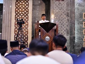 Pj Gubernur Sulsel Bahtiar Inisiasi Gerakan Berbagi Bahagia dan Sedekah Pohon