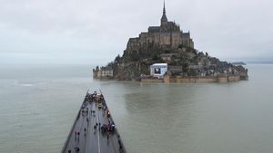 Potret Mont Saint Michel Kembali Mengapung di Tengah Lautan