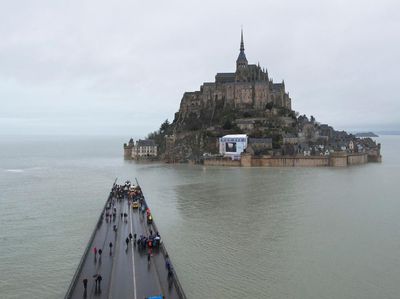 Potret Mont Saint Michel Kembali Mengapung di Tengah Lautan
