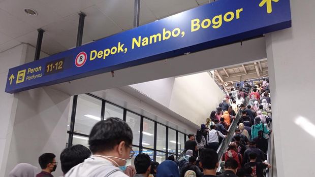 Potret eskalator peron 11 dan 12 Stasiun Manggarai yang kembali berfungsi 'diserbu' penumpang KRL.
