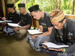 Khusyuknya Mantan Preman Tadarus Quran di Ponpes Alhasani Kebumen