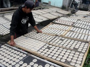 Produksi Kerupuk di Malang Merosot Gegara Bahan Baku Mahal