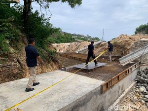 Satpol PP Segel Proyek Vila yang Lenyapkan Aliran Sungai di Bali Satpol PP Segel Proyek Vila yang Lenyapkan Aliran Sungai di Bali