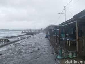 Gelombang Hantam Puluhan Warung di Pantai Jempol Sumbawa