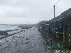 Gelombang Hantam Puluhan Warung di Pantai Jempol Sumbawa