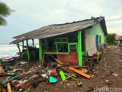 Rumah-Warung Hancur Diterjang Rob, Warga Pesisir Citepus Mengungsi