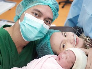 8 Foto Sabrina Anggraini Lahiran Anak Pertama, Belva Devara Setia Mendampingi 8 Foto Sabrina Anggraini Lahiran Anak Pertama, Belva Devara Setia Mendampingi