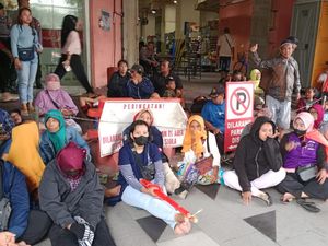 Usai Digusur, Pedagang Kutisari Selatan Geruduk Dinas Koperasi Surabaya Usai Digusur, Pedagang Kutisari Selatan Geruduk Dinas Koperasi Surabaya