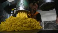 Sibuknya Produksi Mie Glosor untuk Penuhi Permintaan Selama Ramadan
