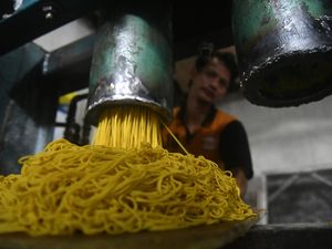Sibuknya Produksi Mie Glosor untuk Penuhi Permintaan Selama Ramadan Sibuknya Produksi Mie Glosor untuk Penuhi Permintaan Selama Ramadan