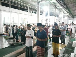 Masjid Agung Palembang Jaga Tradisi Salat Tarawih 1 Juz Semalam