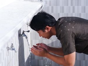 7 Hal Makruh Saat Berwudhu, Salah Satunya Membasuh Lebih dari 3 Kali 7 Hal Makruh Saat Berwudhu, Salah Satunya Membasuh Lebih dari 3 Kali
