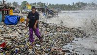 Teluk Labuan Dipenuhi Sampah yang Terbawa Gelombang Tinggi Selat Sunda