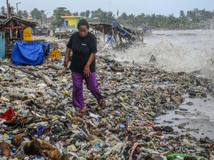 Teluk Labuan Dipenuhi Sampah yang Terbawa Gelombang Tinggi Selat Sunda