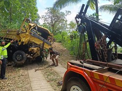 Truk Asal Surabaya Terjun ke Jurang di Trenggalek gegara Rem Blong