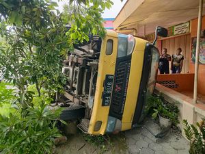 Truk Terguling Nyaris Tabrak Rumah di Jalan Daendels Kulon Progo