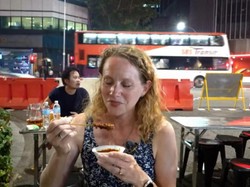 Turis Amerika Ini Liburan Lagi ke Singapura Demi Makan Sate dengan Benar