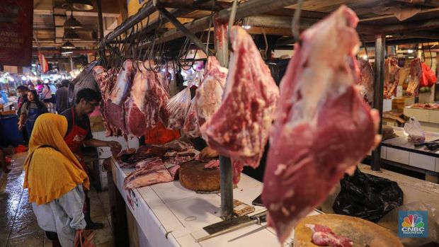 Warga membeli daging sapi di dalam Pasar Senen, Jakarta, Rabu (13/3/2024). Memasuki bulan Ramadan tarif daging sapi pada Pasar Senen tembus mencapai Rp140.000 per kilogram dari biaya sebelumnya Rp125.000. (CNBC Indonesia/Faisal Rahman)