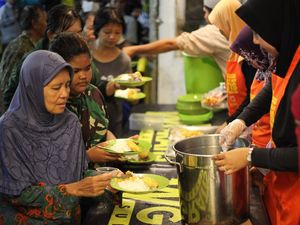 Warung di Surabaya Ini Bagikan Makan Gratis Saat Berbuka dan Sahur