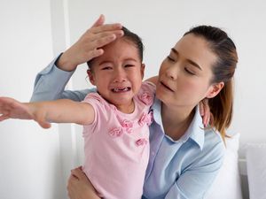Video: Hal Pertama yang Dilakukan Orang Tua saat Anak Tantrum