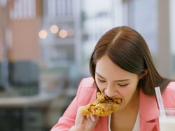 Dear Sobat Aslam, Ini Risikonya Jika Buka Puasa Langsung Kalap Makan