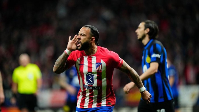 Memphis Depay centre-forward of Atletico de Madrid and Netherlands celebrates after scoring his sides first goal during the UEFA Champions League 2023/24 round of 16 second leg match between FC Barcelona and SSC Napoli at Estadi Olimpic Lluis Companys on March 12, 2024 in Barcelona, Spain. (Photo by Jose Breton/Pics Action/NurPhoto via Getty Images)