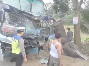 Detik-detik Truk Fuso Gagal Nyalip Lalu Tabrak Bus di Jambi