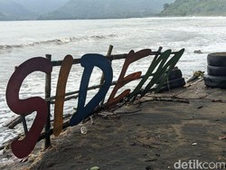 Akses Wisata Pantai Sidem Tulungagung Dilanda Banjir Imbas Gelombang Tinggi