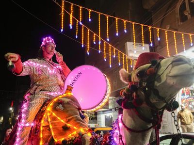 Aksi Unik Pria di Mesir, Tampil Nyentrik Bangunkan Sahur