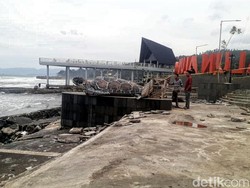 Alun-alun Gadobangkong Palabuhanratu Rusak Dihantam Gelombang Pasang