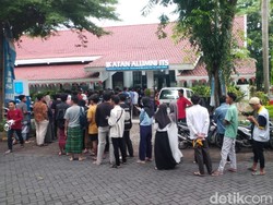 Ratusan Mahasiswa ITS Tumplek Blek Serbu Buka Puasa Gratis di Kampus