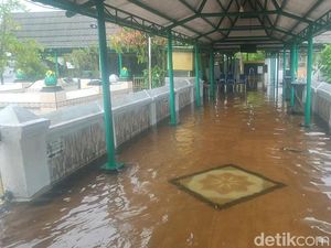 Area Makam Sunan Kalijaga di Demak Kebanjiran Area Makam Sunan Kalijaga di Demak Kebanjiran