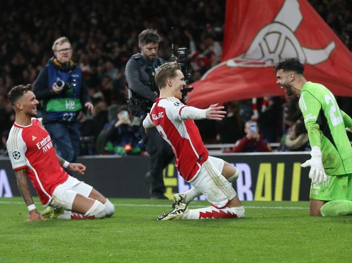 LONDON, ENGLAND - MARCH 12: Arsenal's David Raya, Martin Odegaard  and Ben White celebrate after winning the penalty shoot-out during the UEFA Champions League 2023/24 round of 16 second leg match between Arsenal FC and FC Porto at Emirates Stadium on March 12, 2024 in London, England.(Photo by Rob Newell - CameraSport via Getty Images)
