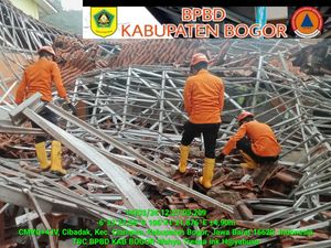 Atap Bangunan SMA di Ciampea Bogor Ambruk, 8 Siswa Terluka Atap Bangunan SMA di Ciampea Bogor Ambruk, 8 Siswa Terluka