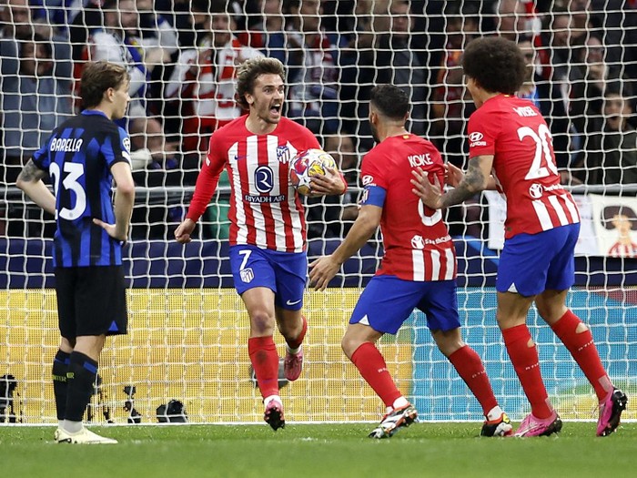 Soccer Football - Champions League - Round of 16 - Second Leg - Atletico Madrid v Inter Milan - Metropolitano, Madrid, Spain - March 13, 2024  Atletico Madrid's Antoine Griezmann celebrates scoring their first goal with Koke and Axel Witsel REUTERS/Juan Medina