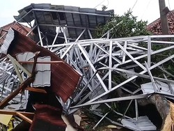 Teriakan Warga Saat Angin Puting Beliung Mengamuk di Subang