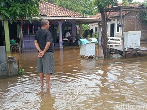 Warga Indramayu Diterjang Banjir Saat Santap Sahur Warga Indramayu Diterjang Banjir Saat Santap Sahur
