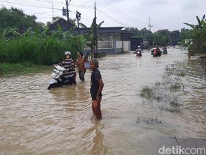 Jalan Jakenan Pati Banjir, Sejumlah Motor Mogok Usai Menerobos Jalan Jakenan Pati Banjir, Sejumlah Motor Mogok Usai Menerobos