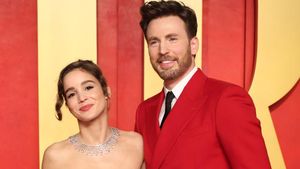 7 Foto Chris Evans dan Alba Baptista Setelah Menikah, Perdana Mesra di Publik