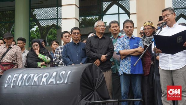 Sejumlah civitas academica Universitas Islam Indonesia (UII) Yogyakarta melakukan aksi tabur bunga sebagai peringatan atas matinya demokrasi Republik Indonesia, Kamis (14/3).