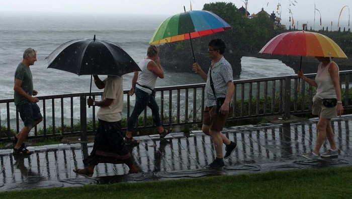 Cuaca ekstrem di kawasan Bali Wisatawan berlangsung di akrab papan larangan di objek rekreasi Tanah Lot, Tabanan, Bali, Kamis (14/3/2024). Badan Meteorologi, Klimatologi, dan Geofisika (BMKG) Wilayah III Denpasar memprediksi terjadinya cuaca ekstrem di kawasan Bali selama tiga hari pada 14-16 Maret 2024 yang ialah imbas dari terbentuknya bibit siklon tropis 91S dan 94S di kawasan Indonesia. ANTARA FOTO/Nyoman Hendra Wibowo/rwa.