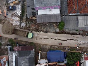 Desa di Bojongmangu Bekasi Rusak Terdampak Tanah Bergerak Desa di Bojongmangu Bekasi Rusak Terdampak Tanah Bergerak