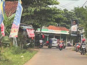 Desa Sasak Panjang, Kembangkan Perekonomian dengan Onderdil Motor & Tanaman Hias