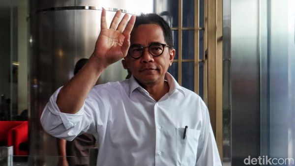 Sekjen DPR Lambaikan Tangan dan Irit Bicara Usai Diperiksa KPK