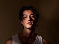 Slicked Back Hair Bukti Elijah Woods Makin Matang, Menuju Album Baru