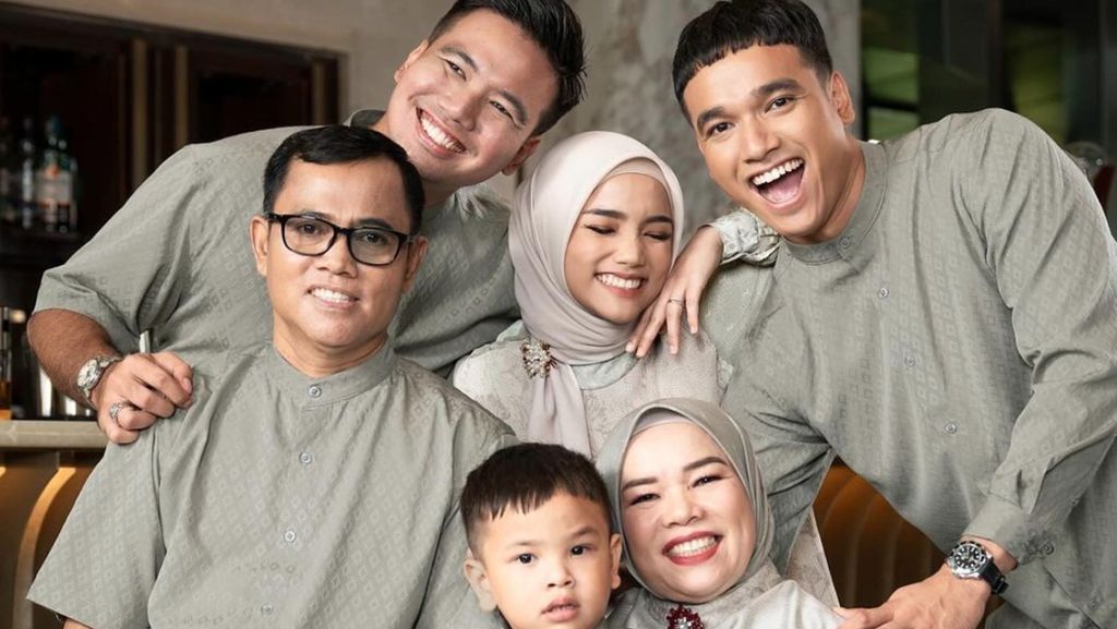 8 Pemotretan Terbaru Fuji Bersama Keluarga, Cantik Manglingi Tampil Berhijab 8 Pemotretan Terbaru Fuji Bersama Keluarga, Cantik Manglingi Tampil Berhijab
