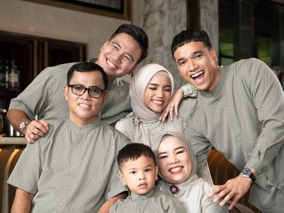 8 Pemotretan Terbaru Fuji Bersama Keluarga, Cantik Manglingi Tampil Berhijab