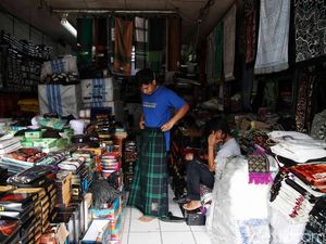 Ramadan Bawa Berkah, Penjualan Sajadah dan Sarung Meningkat